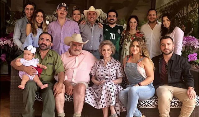 Vicente Fernández y María del Refugio Abarca Villaseñor junto a su familia. Foto: Vicente Fernández/Instagram