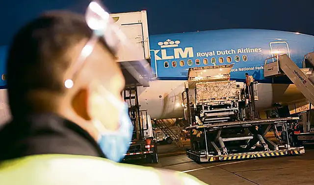 Vacuna. Ministros Ugarte y González recibieron embarque. Foto: difusión