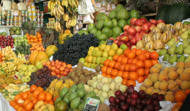 Adquirir solo la fruta necesaria te ayudará a evitar desperdiciar los alimentos. Foto: Miguel Mejía / La República