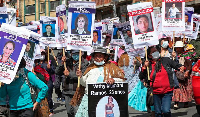 Cientos de mujeres marcharon con fotos de violadores y fiscales corruptos en Bolivia