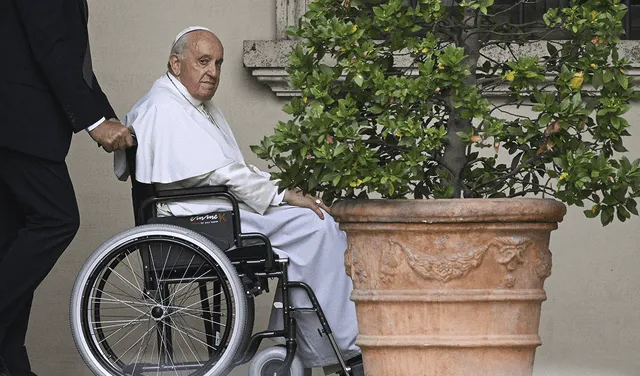 Papa Francisco apareció en silla de ruedas por primera vez, a inicios de mayo, debido a dolor de rodilla. Foto: AFP