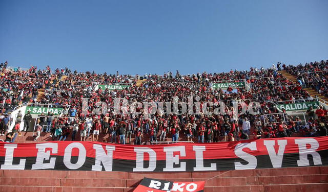 Hinchas incondicionales. Los rojinegros abarrotaron el estadio Monumental Arequipa. Foto: Rodrigo Talavera/La República