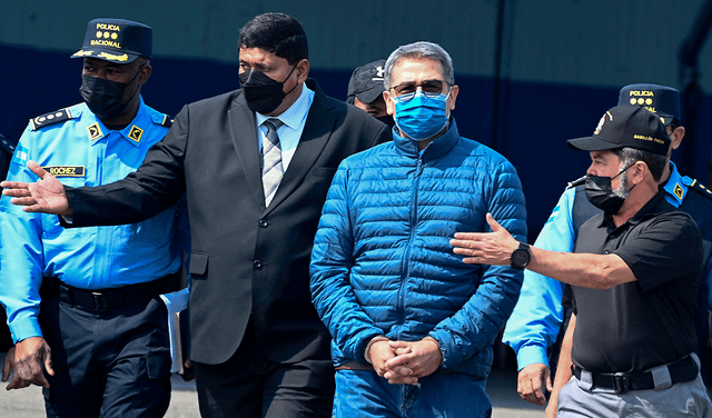 El expresidente de Honduras, Juan Orlando Hernández, es escoltado hacia un avión de la DEA, durante su extraditación a Estados Unidos. Foto: AFP