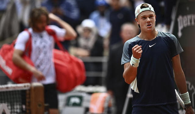 Stéfanos Tsitsipás cayó por 3 sets a 1 ante el joven danés Holger Rune. Foto: AFP