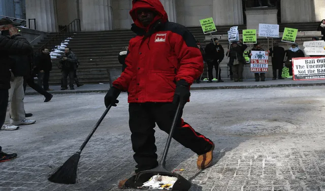 Se prevé que se incrementen el número de vacantes para laborar como trabajador de limpieza pública en Estados Unidos. Foto: AFP