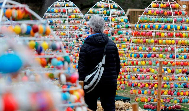 Es común ver decoraciones con huevos de Pascua de todos los colores. Foto: EFE