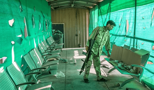Soldado afgano inspecciona una base abandonada. Foto: EPA Soldado afgano inspecciona una base abandonada. Foto: EPA