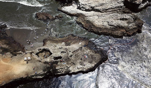 Desde arriba. Varios puntos del litoral lucen así: playas con manchas negras y agua con amplias capas viscosas. Foto: SEPRES