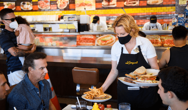 Los meseros se encargan principalmente de tomar y servir el pedido de los clientes en los restaurantes. Foto: AFP