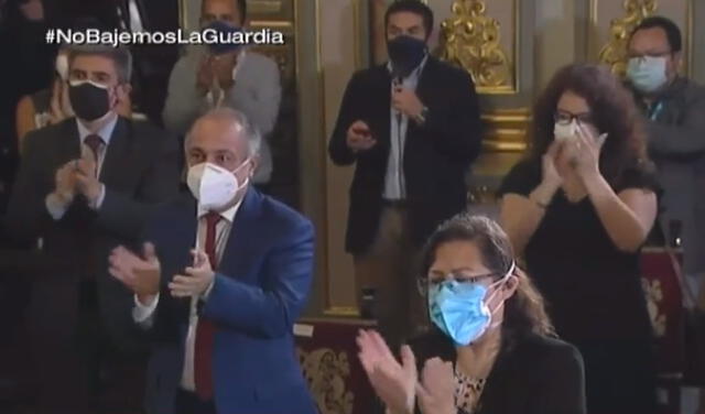 Ministros se levantan y aplauden a Pilar Mazzetti.