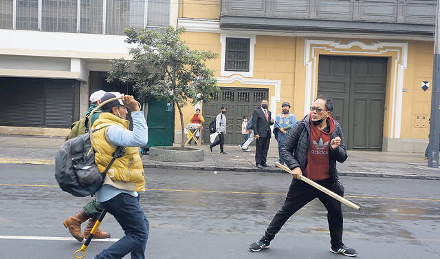 Choque. Castillistas y críticos se llegaron a enfrentar. Foto: Félix Contreras/La República
