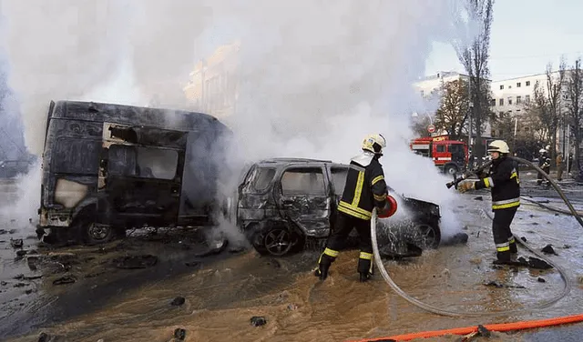 Autos incendiados por bombardeos rusos