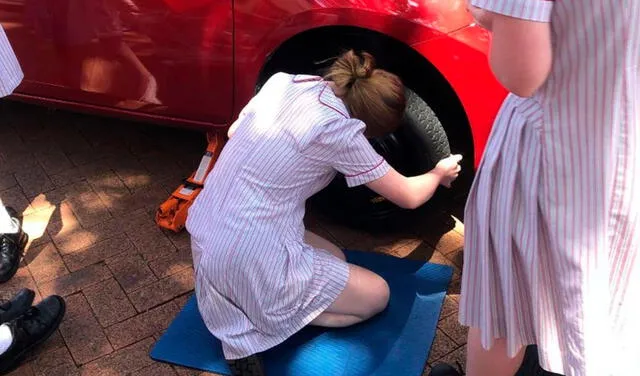 Escuela enseña a niñas cómo cambiar las llantas del auto “para no depender de nadie”