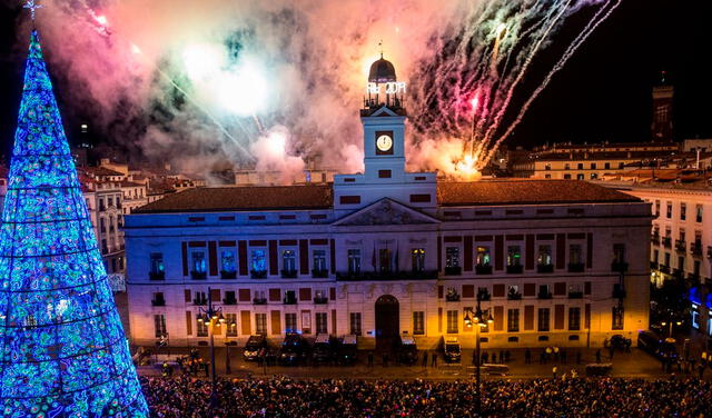 Millones de españoles esperan las doce campanadas de la Puerta del Sol para dar la bienvenida al año. Foto: EFE