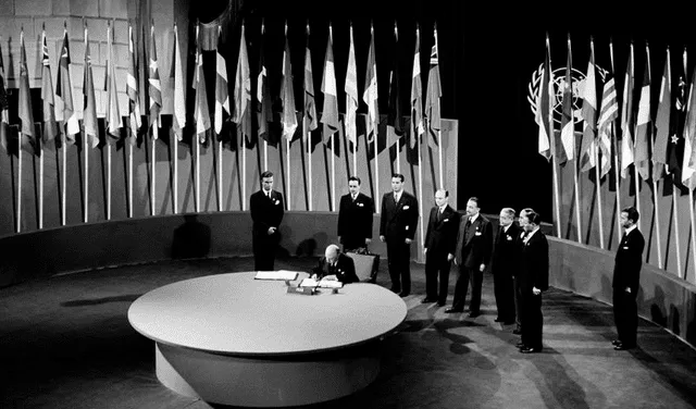 El entonces Canciller de la República, Manuel Gallagher, firma por el Perú la Carta de las Naciones Unidas y el Estatuto de la Corte Internacional de Justicia. Foto: ONU