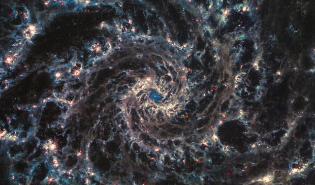 Messier 74, también llamado "la galaxia fantasma" fue observada por el instrumento MIRI del telescopio James Webb. Foto: NASA / ESA / CSA / Judy Schmidt