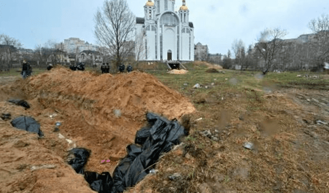 Guerra en Ucrania: Bucha llora a sus muertos en torno a las fosas comunes tras retirada rusa
