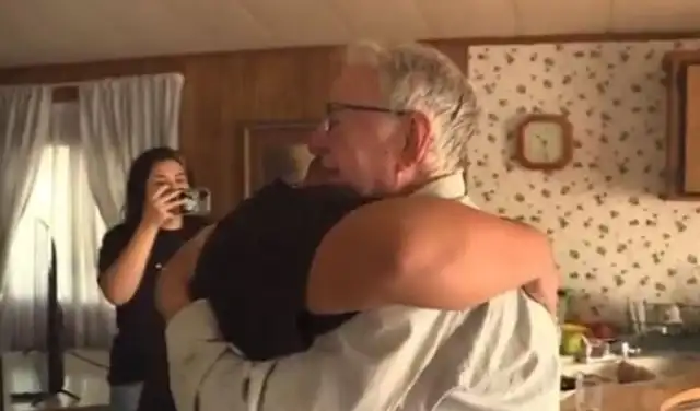 Repartidor de pizza de 89 años recibe gran cantidad de propina gracias a sus ‘fans’ en redes [VIDEO]