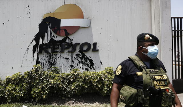 Manchan el frontis de Repsol durante protesta por derrame de petróleo