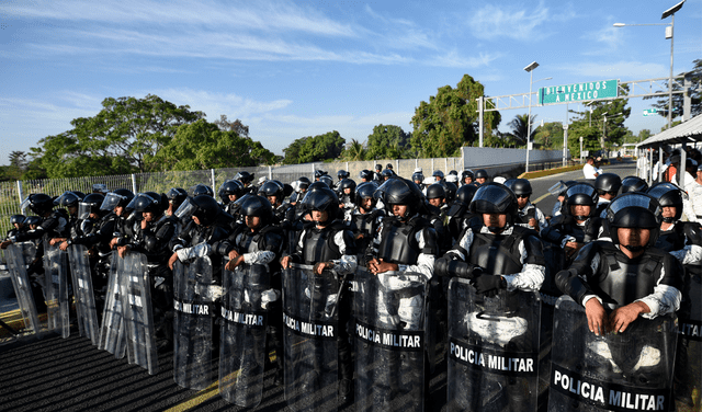 Agentes de la Guardia Nacional de México resguardan el puente internacional sobre el río Suchiate que conecta a México y Guatemala. Foto: AFP