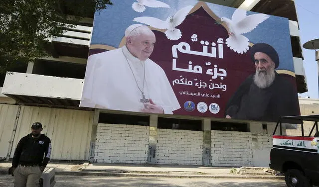 el gigante muestra retratos del Papa Francisco y el Gran Ayatolá Ali Sistani en Bagdad el 3 de marzo de 2021 antes de la primera visita papal a Irak