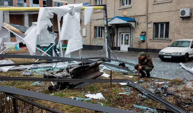 Restos de un objeto no identificado tras una explosión en Kiev. Foto: EFE