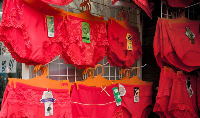 El color rojo también es muy popular en la ropa interior de Año Nuevo. Foto: AFP