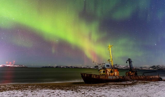 Una aurora boreal se aprecia sobre la costa ártica rusa el 30 de octubre de 2021. Foto: Yelena Vereshchaka