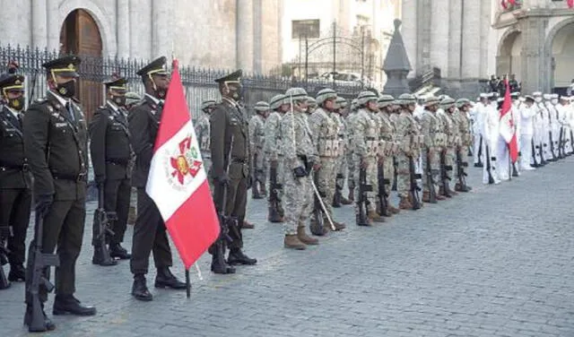 Ceremonia. En Arequipa, participó personal del Ejército, Marina de Guerra, Policía Nacional y Fuerza Aérea. Foto: Rodrigo Talavera/ La República