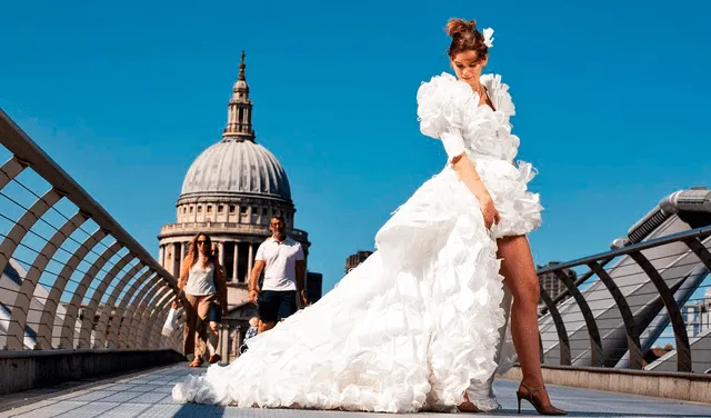 Modelo luce vestido de novia confeccionado con más de 1.500 mascarillas recicladas