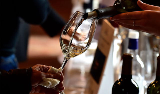 Según el estudio, el consumo moderado de vino blanco trajo efectos beneficiosos en los huesos de adultos mayores. Foto: AFP