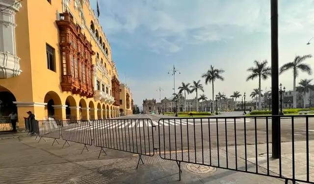La Policía Nacional cercó la Plaza de Armas ante el anunció de la 'Marcha hacia Lima'. Foto: La República