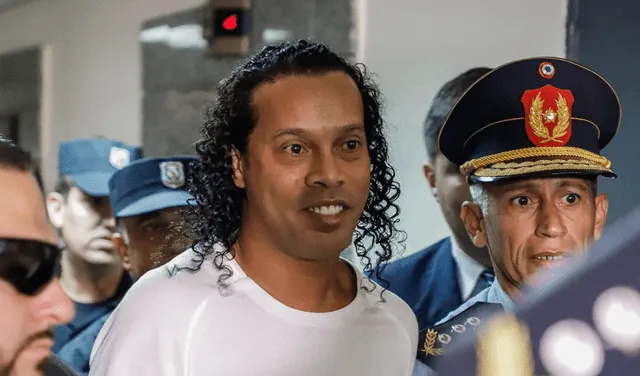 Ronaldinho se confiesa desde prisión hotel. | Foto: EFE