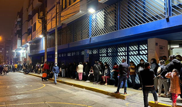 Largas filas en los exteriores de Migraciones. Foto: Raúl Egúsquiza /URPI-LR