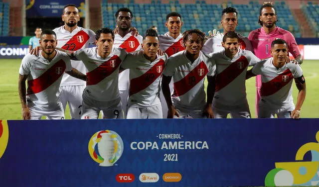 Jugadores de Perú posan previo a un partido por el grupo B de la Copa América, en el Estadio Olímpico Pedro Ludovico Teixeira, en Goiania. Foto: EFE/Alberto Valdés