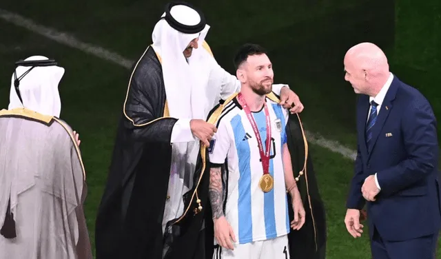 Lionel Messi utilizó la bisht en la ceremonia de la final del Mundial Qatar 2022