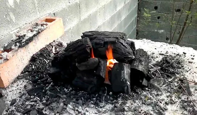 Una buena técnica para encender fácil el carbón es colocarlo en forma de pirámide. Foto: termineitor32 / YouTube