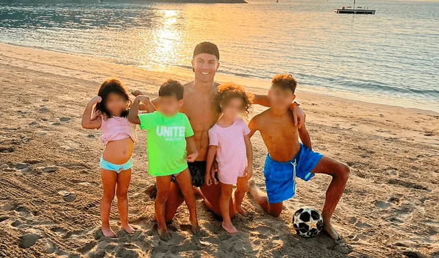 Cristiano Ronaldo junto a sus hijos en paradisiaca playa