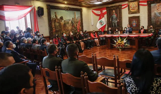 Autoridades. En el salón consistorial del MPA se realizó la sesión solemne por Fiestas Patrias. Foto: Rodrigo Talavera/ La República