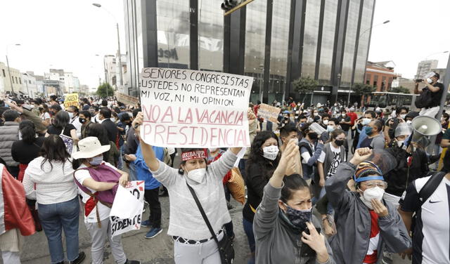 Manifestantes intentan llegar a las afueras del Congreso, en contexto del rechazo a Manuel Merino como presidente. Foto: Antonio Melgarejo / La República