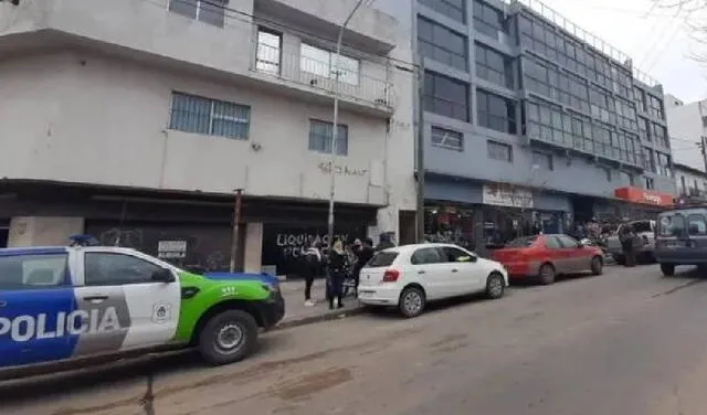 Algunos trabajadores de la zona se acercaron para linchar al delincuente. Foto: Crónica Argentina