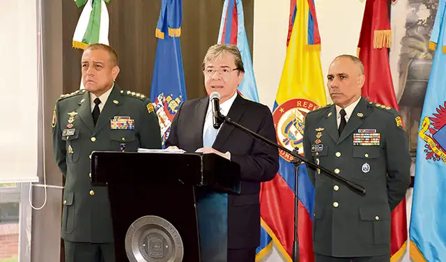 Reacción tardía. Carlos Holmes Trujillo, ministro de Defensa colombiano, flanqueado por los comandantes de las FFAA anunciaron “sanciones ejemplares” contra los responsables. Foto: EFE.