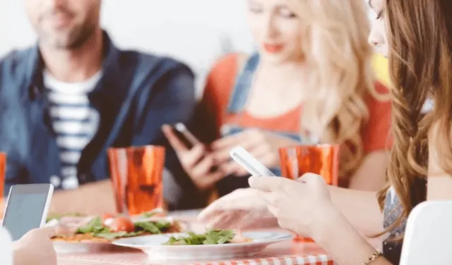 Usar el celular cuando comes con otras personas puede afectar la calidad de dicha experiencia