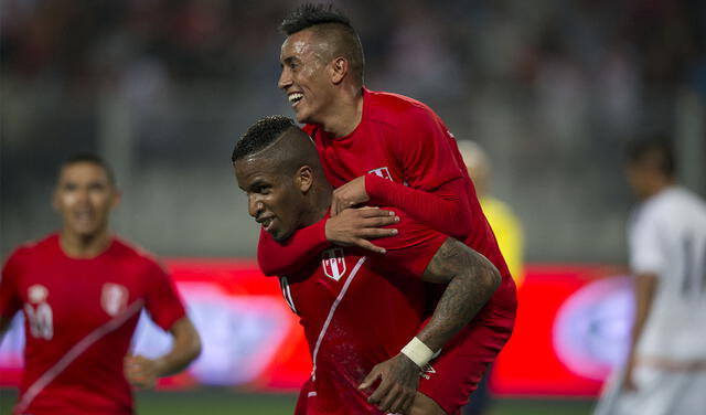 Jefferson Farfán convirtió el gol de Perú en el amistoso del 2015 con México. Foto: AFP