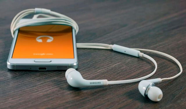 Los audífonos con cable te permitirán ahorrar energía y datos. Foto: TreceBits
