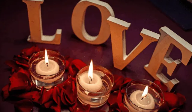 Las velas y los pétalos rojos ayudan a crear un ambiente romántico. Foto: EFE