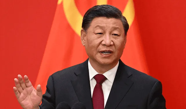 El presidente de China, Xi Jinping, habla durante la presentación a los medios de comunicación de los miembros del nuevo Comité Permanente del Partido Comunista Chino. Foto: AFP