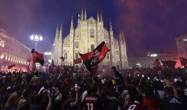 Miles de aficionados del Milan acudieron al Piazza del Duomo, la plaza principal de la ciudad para festejar el título. Foto: AFP