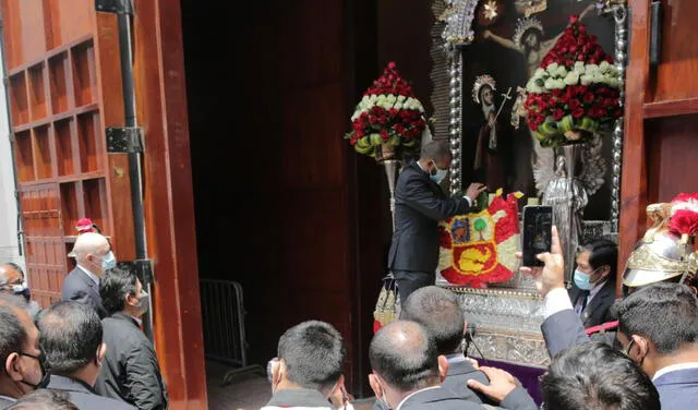 El jefe de Estado le rindió homenaje a la imagen del Señor de los Milagros. Foto: Presidencia