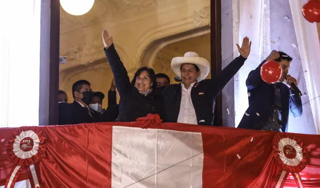 Pedro Castillo dio un balconazo luego de ser proclamado presidente del Perú. Estuvo acompañado de la vicepresidenta electa Dina Boluarte. Foto: Aldair Mejía/La República